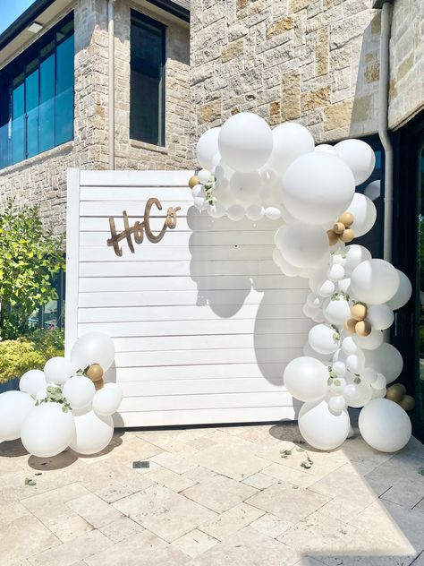 Balloon Arch Picture Backdrop, Homecoming Backdrops For Pictures At Home, Balloon Arch Pictures, Matric Dance Backdrop Ideas, Hoco Backdrops For Pictures, Outside Balloon Garland, Outdoor Formal Party, Matric Ball Backdrop Ideas, Hoco Photo Backdrop