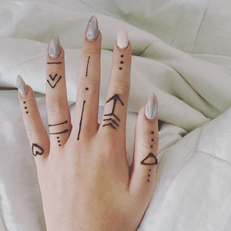 Finger henna design Henna Finger Tattoo, Hanna Tattoo, Pin Tattoo, Small Henna Tattoos, Tattoo Design For Hand, Cute Henna Tattoos, Small Henna, Cute Henna, Tato Henna