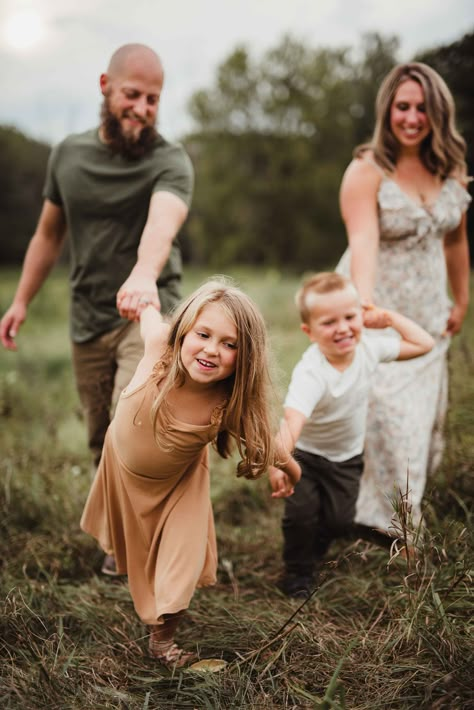 Family Photoshoot Outfit Ideas, Ideas For Family Photos, Photoshoot Outfit Ideas, Family Photoshoot, Inspiration Style, Style Guide, Family Photos, What To Wear, Spring Summer