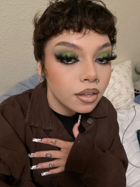 Green Grunge Makeup Looks, Green Earthy Makeup Looks, Earthy Eyeshadow Looks, Alt Green Makeup, Black And Green Makeup Looks, Camo Makeup Look, Earthy Makeup Looks Black Women, Half Magic Makeup, Hippy Makeup Looks