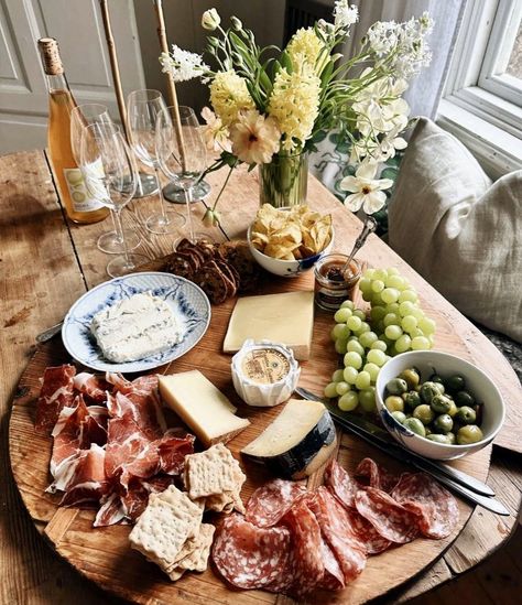 Cocktails And Canapes, Charcuterie And Cheese Board, Charcuterie Recipes, Cheese Platter, Wine Food Pairing, Cheese Boards, Cheese Platters, Party Food Appetizers, Food Platters