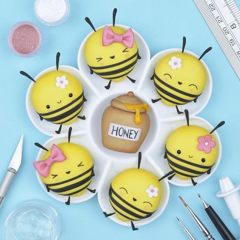 cute fondant bees, cake topper, figurine, cupcake topper, kawaii bee, chubby bee, crumb avenue, sugarpaste, gum paste, honey pot, kids crafts, cake decorating, sugar craft, birthday cakes for kids, fondant cake ideas for kids, girl, boy, cupcakes Birthday Cupcakes Ideas, Kawaii Bee, Honeycomb Cake, Cupcakes Ideas, Bee Cakes, Bee Baby Shower Theme, Cake Topper Tutorial, Spring Cake, Rose Cupcakes