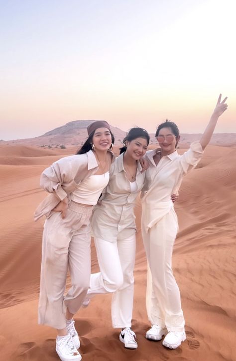 Desert Ootd Outfit, Outfit For Desert Trip, Dubai Trip Outfit Ideas For Women, Middle East Travel Outfit, Middle East Outfit Woman, Desert Vacation Outfits, Desert Safari Outfit Dubai Women, Safari Outfit Ideas Women, Dubai Outfits For Women Summer