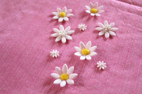 marg1 Mini Fondant Flowers, Small Fondant Flowers, Simple Fondant Flower Cake, Small Gumpaste Flowers, Fondant Daisy Cake, How To Make Fondant Daisies, Birthday Cake Fondant, Gum Paste Flowers Tutorials, Fondant Cake Tutorial