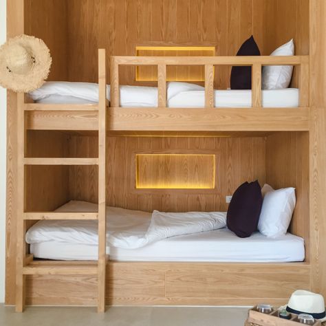 Double Deck Bed Space Saving, Deck Bed Ideas, Double Deck Bed Ideas, Guest Room Organization, Double Deck Bed Design, Small Guest Room Ideas, Deck Bed, Double Deck Bed, Small Guest Rooms