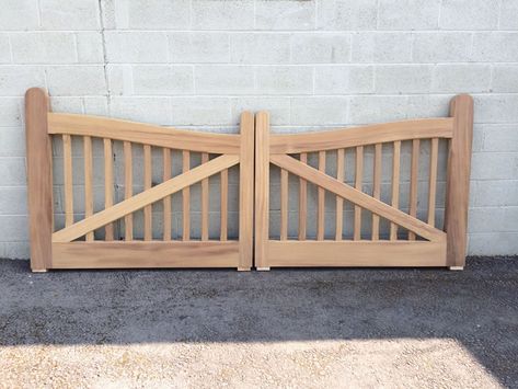 Wooden Farm Gates, Removable Fence, Driveway Gate Diy, Farm Gates Entrance, Wooden Driveway Gates, Wood Gates Driveway, Building A Gate, Metal Driveway Gates, Gates Driveway