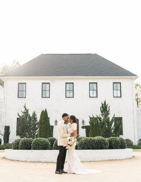 Top 12 Raleigh Wedding Venues - North Carolina Weddings Black Docs, Raleigh Skyline, Taylor Wedding, Wedding Venues North Carolina, Southern Garden, Raleigh Wedding, Garden Wedding Inspiration, Unique Wedding Venues, Neutral Wedding