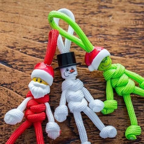 Christmas Paracord Crafts, Paracord Animals Tutorials, Paracord Christmas Ornaments, Macrame Grinch, Paracord Keychain Diy Tutorials, Paracord Animals, Marvel Paracord Keychain, Snake Knot Paracord, Parachute Cord Crafts