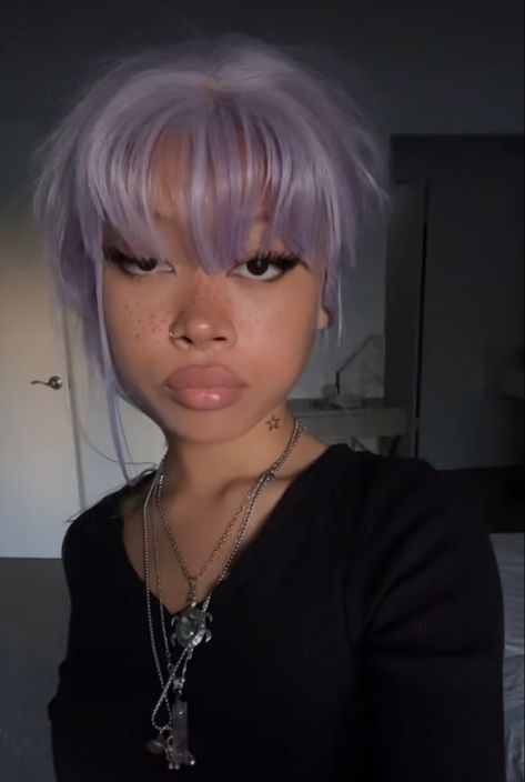 Lavender Hair With Dark Roots, Lavender Hair Brown Skin, Lilac Hair Black Women, Pastel Hair Black Women, Lavender Afro, Lavender Hair With Bangs, Black And Lilac Hair, Lilac Curly Hair, Light Purple Curly Hair