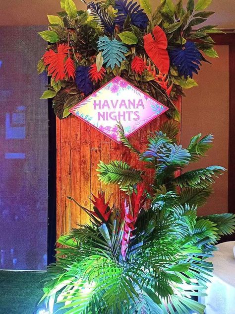 Havana Christmas Party, Havana Nights Prom Theme, Havana Nights Party Decorations Ideas, Havana Nights Table Decor, Havana Nights Centerpieces, Havana Themed Party, Miami Nights Theme Party, Havana Nights Party Decorations, Havanna Nights Party