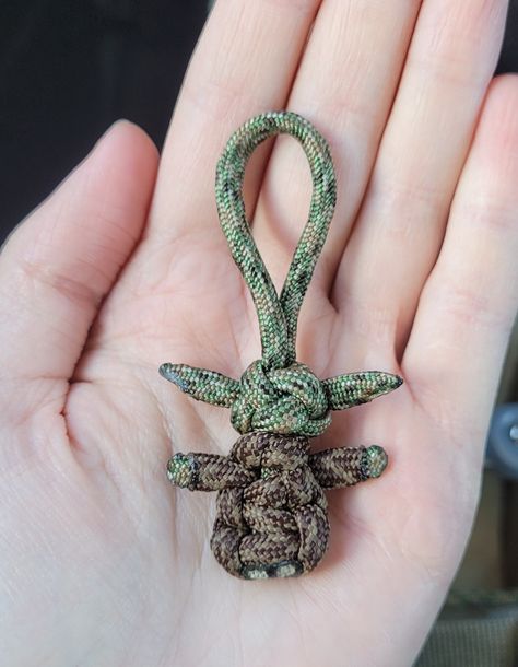 Baby Yoda Paracord Keychain, Yoda Macrame, Yoda Paracord, Paracord Animals, Paracord Projects Diy, Simpul Makrame, Paracord Accessories, Paracord Bracelet Patterns, Paracord Bracelet Tutorial