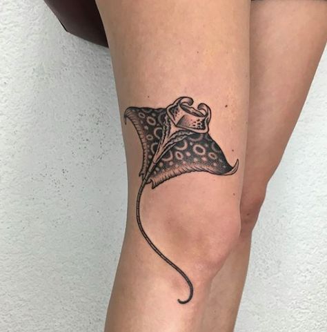 Tato Realis, Thigh Tattoos For Women, Small Thigh Tattoos, Marine Tattoo, Stingray Tattoo, Black Line Tattoo, Ray Tattoo, Native Tattoos, Up Tattoo