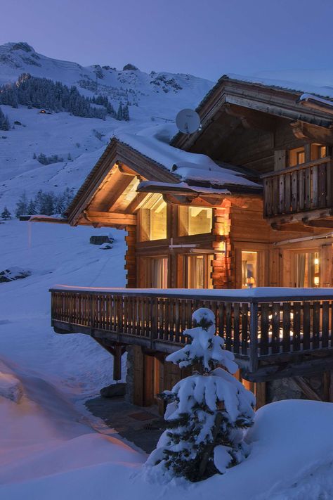 Winter Cabin Aesthetic, Switzerland House, House In The Snow, Chalet Exterior, Switzerland Christmas, Lodge Aesthetic, Cozy Winter Cabin, Winter Chalet, Snow Cabin