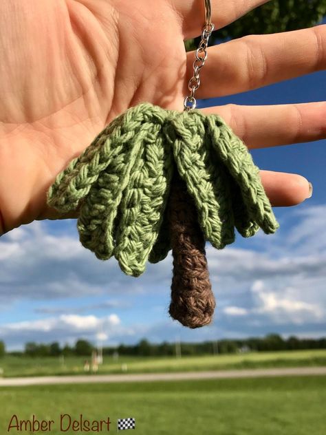 No Sew Amigurumi, Crochet Keychains, Tree Keychain, Crochet Tree, Palm Tree Pattern, Crochet Keychain Pattern, Yarn Craft, Crochet Plant, Crochet For Boys