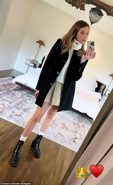 Stassi Schroeder Style, Beige Pleated Skirt, Stassi Schroeder, White Turtleneck, Preppy Girl, Throw A Party, Turtle Neck Top, Black Blazer, Skirt Fashion