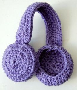 This is a DIY crochet pattern that is quick and easy to make. Attach some strands of yarn to be able to tie the the muffs down, and you can even attach some lining to further insulate the ears against the cold. (EASY) Crochet Ear Covers, Headphone Repair, Diy Gothic, One Skein Crochet, Diy Crochet Patterns, Headband Crochet, Crochet Ear Warmer, Ear Muffs, Crochet Inspo