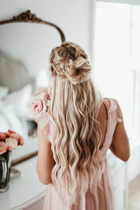 The Wiegands: Hair DIY Beach Spray | I am going to share another easy, fun hair DIY with you today! I love long, beachy waves and achieving that look doesn’t have to be hard. Here is what you need to make your own beach waves spray to get you started #hair #beachhair #beachwaves #diy #caseywiegand #thewiegands Long Beachy Waves, Beach Waves Spray, Diy Beach, Ball Hairstyles, Hair Diy, Beach Hairstyles Medium, Prom Hairstyles For Long Hair, Fun Hair, Glass Spray Bottle