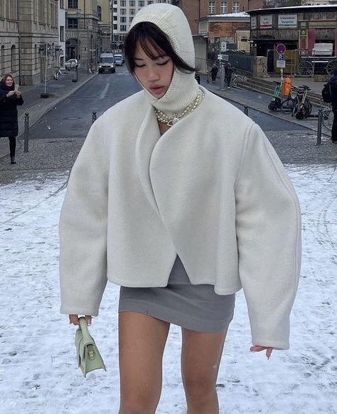 ⌘ on X: "Me this winter when it’s freezing outside but I still need to pull through with the fit https://t.co/bnF8wrXXY1" / X Oufits Casual, Pull Through, Summer Evening, Looks Style, Winter Looks, Fashion Killa, Group Chat, Brandy Melville, Editorial Fashion