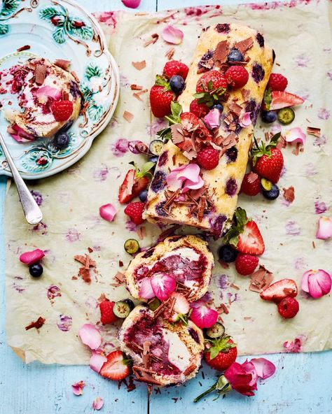 Summer pudding arctic roll Arctic Roll, Fudge Cheesecake, Summer Dessert Ideas, Raspberry Pavlova, Fancy Baking, Cheesecake Pancakes, Summer Pudding, Best Summer Desserts, Cold As Ice