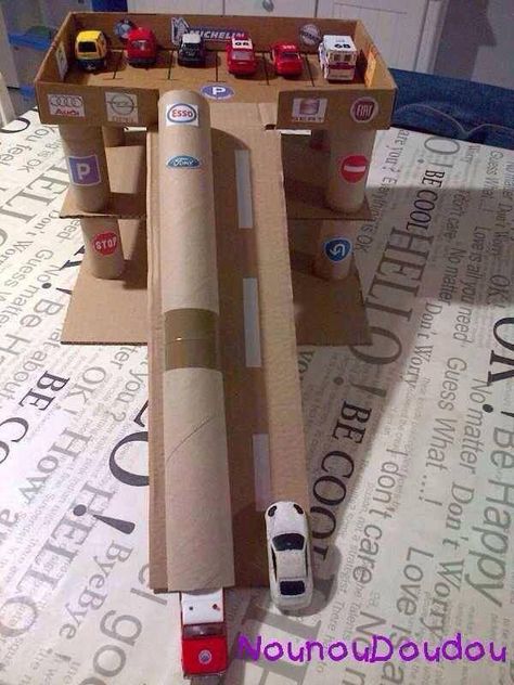 Hot Wheels Diy, Kids Garage, Cardboard Box Car, Cardboard City, Diy Cardboard Toys, Toy Car Garage, Carton Diy, Cardboard Car, Hot Wheels Garage