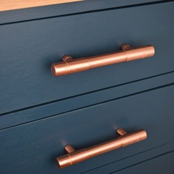 Copper Handles Kitchen, Copper Kitchen Accents, Copper Diy Projects, Copper T, Kitchen Cabinet Inspiration, Kitchen Cupboard Handles, Wardrobe Door Handles, Kitchen Door Handles, Copper Design