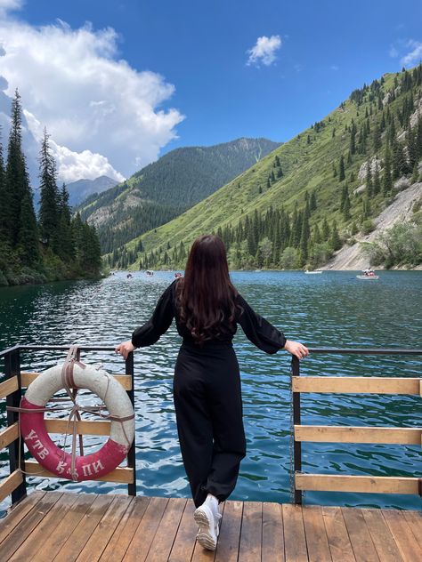 Poses At Mountains, Lake Outfit Ideas, Mountain Poses Photo Ideas, Lake Poses, Trekking Photography, Mountain Pose, Travel Picture Ideas, Travel Pictures Poses, Feeling Pictures