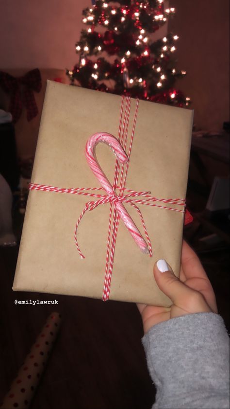 Candy cane inspired Christmas wrapping idea! Super easy & super cute! Candy Cane Gifts, Xmas 2024, Easy Christmas Gifts, Christmas Gift Wrapping, Christmas Wrapping, Simple Christmas, Before Christmas, Candy Cane, Christmas Ideas