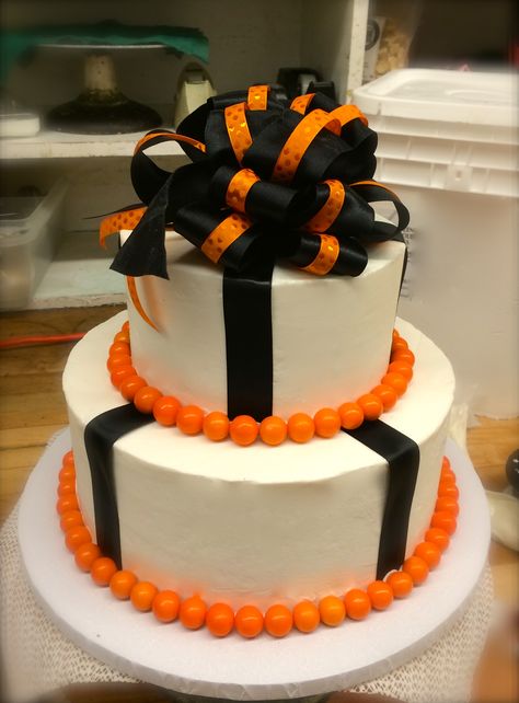 orange and black cake Orange And Black Party Ideas, Orange And Gold Cake Ideas, Orange And Black Birthday Decorations, Orange And Black Cake, Orange And Black Graduation Cake, Graduation Orange And Black, Yellow And Black Cake Design, Orange Birthday Cake, Small Birthday Parties