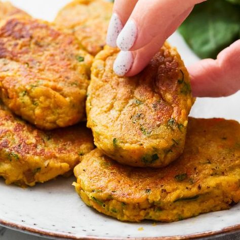 Chickpea Flour Fritters, Chickpeas Fritters, Hellofresh Vegetarian, Nutritarian Recipes, Bbq Snacks, Kidney Healthy Foods, Pea Fritters, Veggie Fritters, Chickpea Fritters