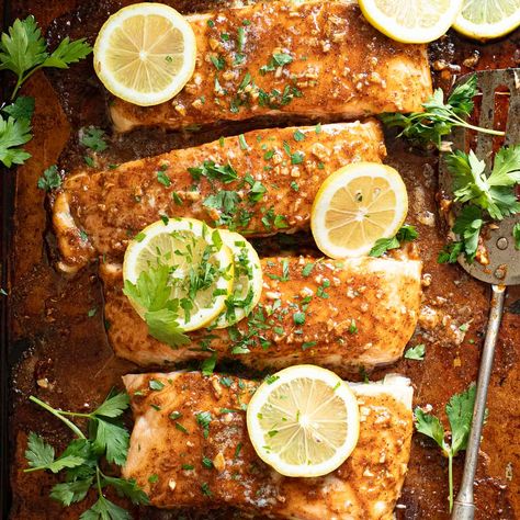 Easy Honey Butter Old Bay Salmon Recipe (One Pan!) - simple salmon recipe with garlic and lemon that'll be ready in under 30 minutes! Honey Butter Old Bay Salmon, Old Bay Salmon, Simple Salmon Recipe, Easy Honey Butter, Recipe With Garlic, Oven Roasted Salmon, Leftover Salmon, Honey Salmon, Steamed Green Beans