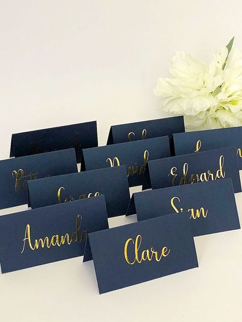 Place Card Calligraphy, Wedding Table Place Settings, Wedding Placement Cards, Personalized Place Cards, Place Cards Wedding, Table Name Cards, Wedding Name Cards, Birthday Places, Name Place Cards