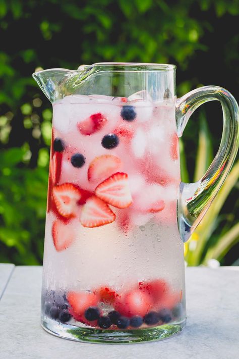 Infused Water - 3 Refreshing Flavors Flavored Waters, Fruit Infused Water Recipes, Flavored Water Recipes, Lemon Diet, Infused Water Recipes, Fruit Infused Water, Fruit Water, Vegetable Drinks, Fruit Infused