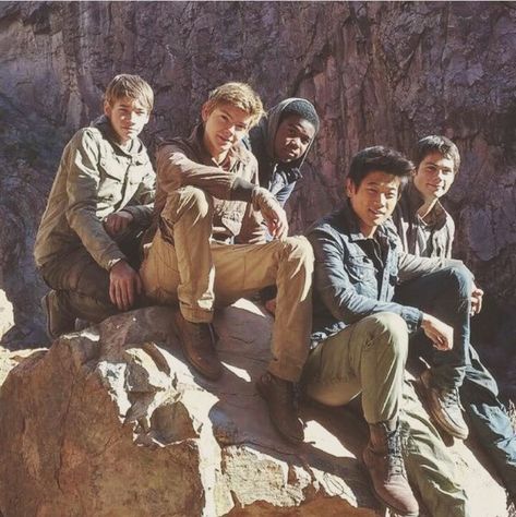 Definition of squad goals right here Maze Runner Scorch Trials, Thomas Maze Runner, Maze Runer, Maze Runner Thomas, Maze Runner The Scorch, Maze Runner Trilogy, Maze Runner Funny, Maze Runner Cast, Newt Maze Runner