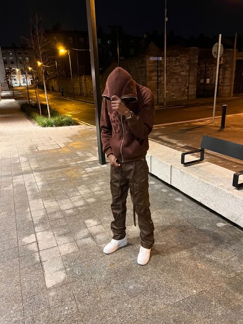 demontime zip up, brown cargos pants, af1 Cargo Pants With Hoodie, Brown Cargos, White Af1, Brown Cargo Pants, Cargo Pants Outfit, Fashion Blogs, Style Winter, Fit Ideas, Cargo Pant