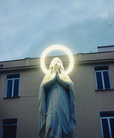 #neon #halo #virgin #mary #statue #sculpture #heavenly American Gods, Angel Aesthetic, Naples Italy, Pics Art, Neon Lighting, Naples, Dahlia, Madonna, Art Inspo