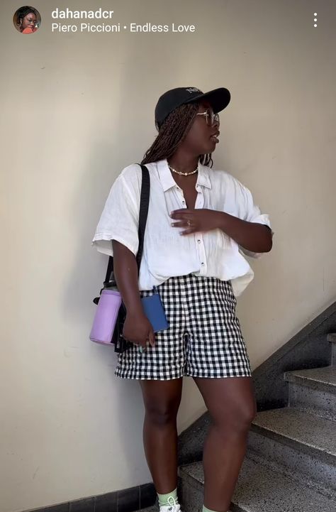 @dahanadcr Black And White Gingham Shorts Outfit, Gingham Shorts Outfit, Plaid Shorts Outfit, White Tops Outfit, Gingham Outfit, Gingham Shorts, Summer Trends Outfits, Clothing Catalog, Plaid Shorts