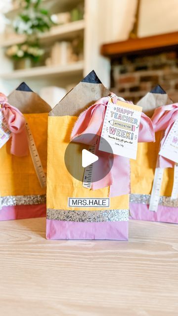 Ashley Savage | Home Decor on Instagram: "✏️DIY teacher gift bag idea✏️  Here is an easy way to elevate a brown paper bag to add your teacher gifts to! This could work for teacher appreciation week or end of the year gifts, but nonetheless  this cute pencil bag will surely add a smile to any teacher’s face!  • • • • #teachergifts #teacherappreciation #teacherlife #teachergift #teachergiftideas #diyteacher #diy #diymom #giftideas #teacherideas" Cute Paper Bag Packaging, Teacher Gift Bag Diy, Home Made Gifts For Teachers, Paper Bag Gift Wrapping Ideas, Thanksgiving Teacher Gift Ideas Diy, Teacher Fall Gifts, Easy Diy Teacher Gifts, Diy Gift Bag Decoration Ideas, Handmade Gifts For Teachers Diy Crafts