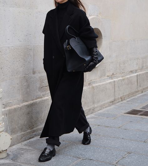 The Row Margaux Bag Outfit, Chic Oversized Black Cardigan, The Row Zipped Boots, The Row Margaux Bag, Arket Wool, Margaux Bag, The Row Winter 2022, Cos Black Dress, Trendy Fits