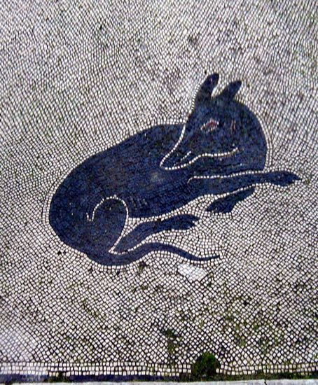 Pompeii house of Caecilius dog mosaic Pompeii Mosaic, Animal Mosaic Art, Mosaic Tile Art, New Forest, Pompeii, Leather Pieces, Black And White Colour, Tile Art, Interior Details