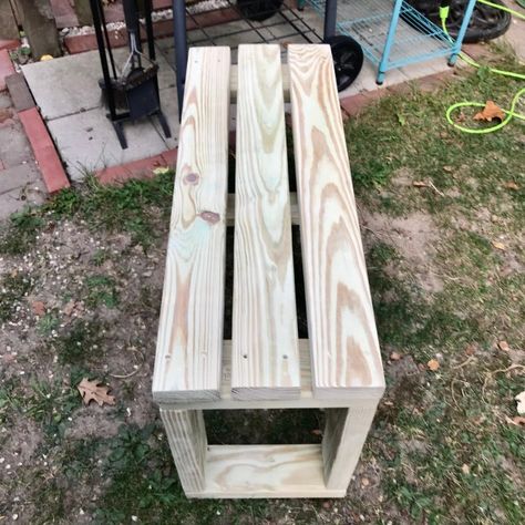 Diy Bench Easy, Simple Benches Diy, Small Porch Bench Diy, Diy Outside Bench, 4x4 Bench Diy, How To Make A Wooden Bench, Diy 2x4 Bench Outdoor, Homemade Benches For Outside, Easy Bench Diy