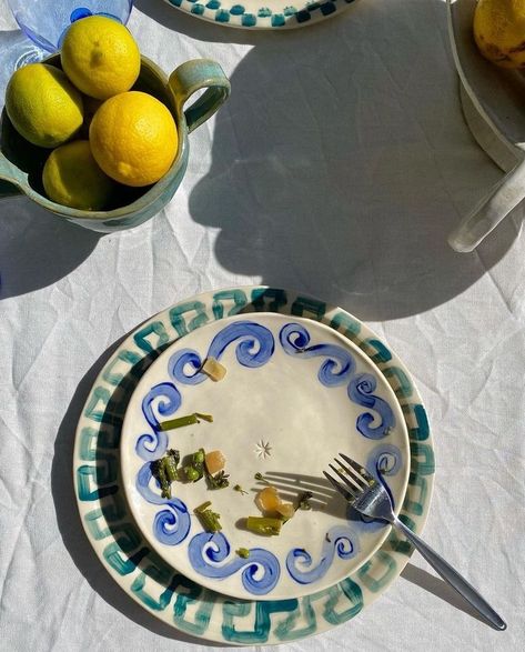 Mediterranean Ceramics, Mediterranean Pottery, Visuell Identitet, Ceramic Dinner Plates, Deco Boheme, Pottery Crafts, Diy Pottery, Ceramics Pottery Art, Italian Summer