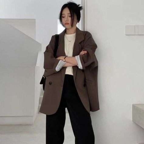 Korean Oversized Blazer Outfit, Brown Oversized Blazer Outfit, Korean Blazer Outfit, Minimal Clothing, Blazers Women, Oversize Blazer, Simple Office, Chic Blazer, Brown Blazer