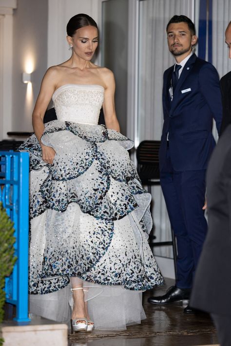 Natalie Portman Dress, Miss Dior Natalie Portman, Natalie Portman Gown, Dior Dress Natalie Portman, Natalie Portman 90s Red Carpet, Famous Dress, Gossip Girl Outfits, Christian Dior Haute Couture, Gowns Of Elegance