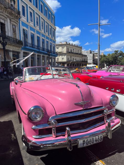 Cuban Cars, Car Pink, Cuba Photos, Paint Bike, American Classic Cars, Urban Sketching, Muscular Men, American Classic, Cute Cars