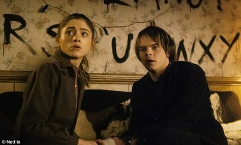 On-screen partners: Charlie dates his Stranger Things co-star Natalia Dyer... Jonathan And Nancy, Stranger Things Monster, Charlie Heaton, Jonathan Byers, Natalia Dyer, Stranger And Stranger, Stranger Things Quote, Hollywood Couples, Stranger Things Art