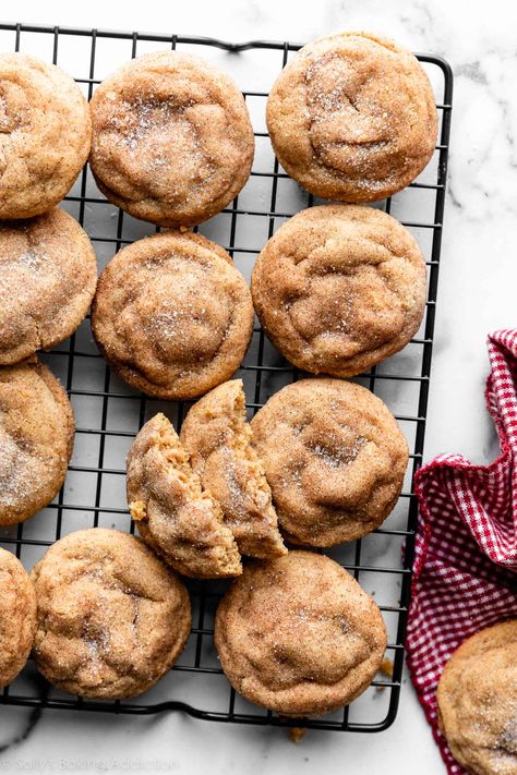 Learn how to make soft, chewy, and cinnamon-sugared peanut butter snickerdoodles! Chopped peanuts in the dough add texture and flavor to these crinkly cookies. Recipe on sallysbakingaddiction.com Snickerdoodles Recipe, Sallys Baking, Snickerdoodle Cookie, Cookie Cookbook, Snickerdoodle Recipe, Sally's Baking, Desserts Vegan, Best Peanut Butter, Baked Chips