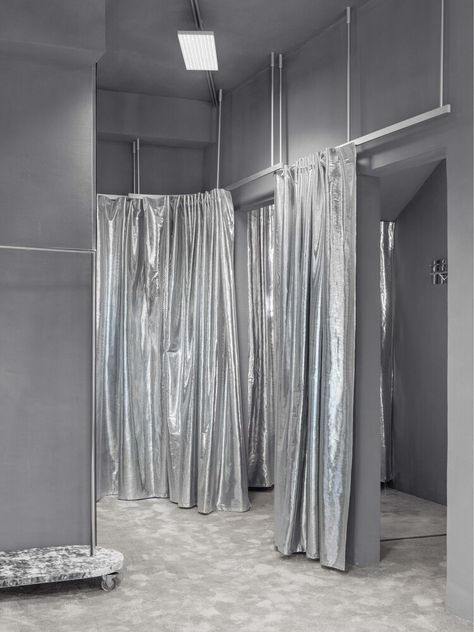 Diy Changing Room, Curtain Design Diy, Curtain Background, Stage Fashion, Silver Curtains, Sewing Fabrics, Changing Room, Architecture Office, Pop Up Store