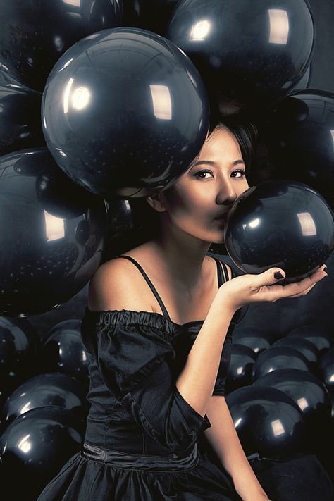 Back to Black by Vinh Tran Quang, via Behance Black Balloons Photoshoot, Working With Friends, Light Up Balloons, Flying Balloon, Balloons Photography, Balloon Ideas, Love Balloon, Black Balloons, Random Ideas