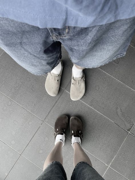 Mocha Boston Birkenstock Outfit, Crocs Aesthetic Outfit, Matching Couple Shoes, Matching Crocs, Matching Shoes For Couples, Crocs Outfit Men, Crocs Aesthetic, Crocs With Charms, Jesus Sandals