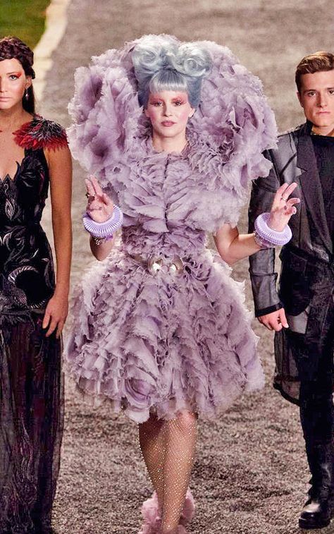 Hunger Games Effie, Hunger Games Costume, Hunger Games Outfits, Fire Costume, Hunger Games Fashion, Effie Trinket, Fancy Dress Outfits, Couture Looks, High Fashion Looks